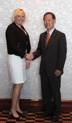Dell VP/GM Dell OEM Solutions Joyce Mullen with Novak Konishi of Yokogawa