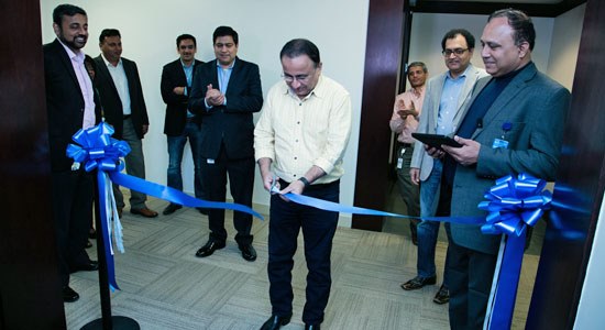 Suresh Vaswani cuts the ribbon to open the Dell Digital Experience Studio