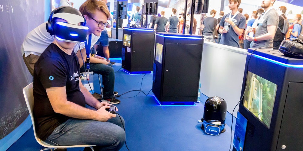 people at gamescom 216 using playstation vr headset