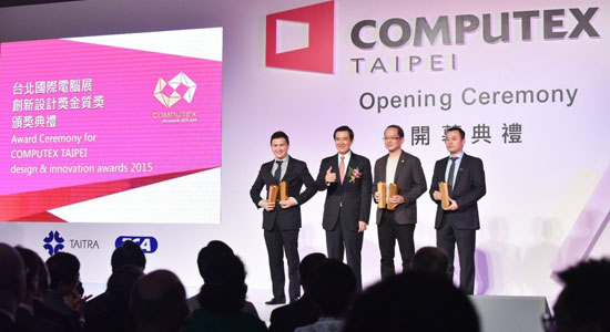 Dell executives receiving awards at Computex 2016
